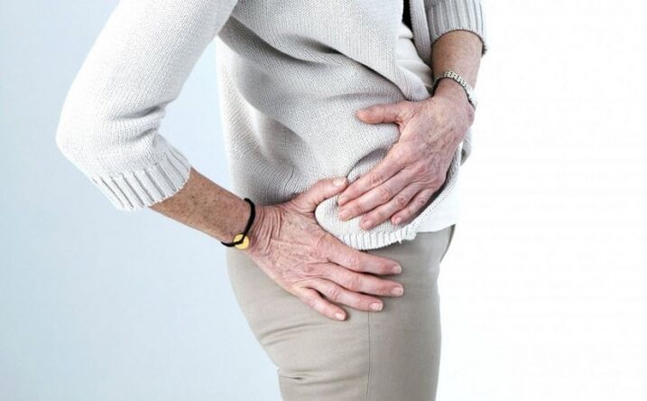 Coxartrosi dell'articolazione dell'anca in una donna anziana
